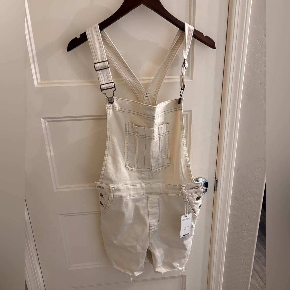 NWT! Judy Blue white denim shorts with distressing.